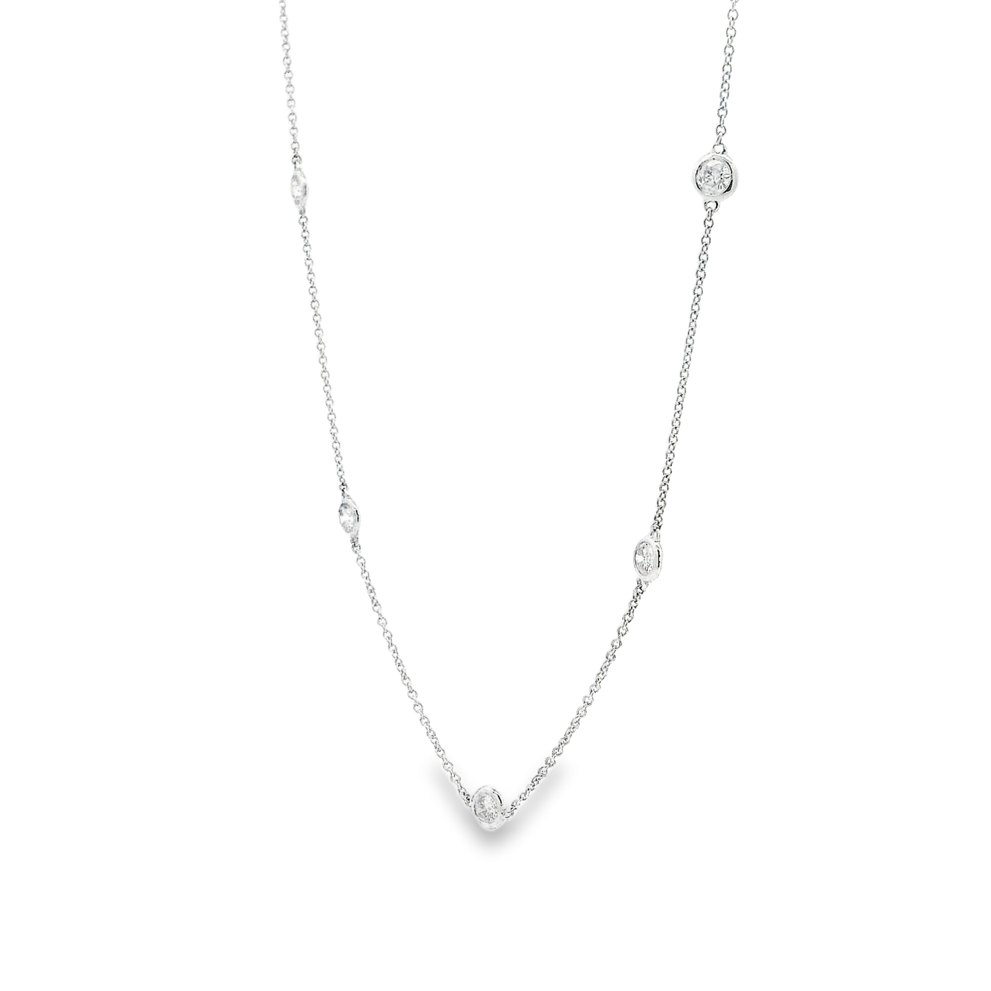 Elegant Gold Necklace with Diamonds
