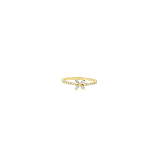 Elegant Gold Ring with Sparkling Diamonds