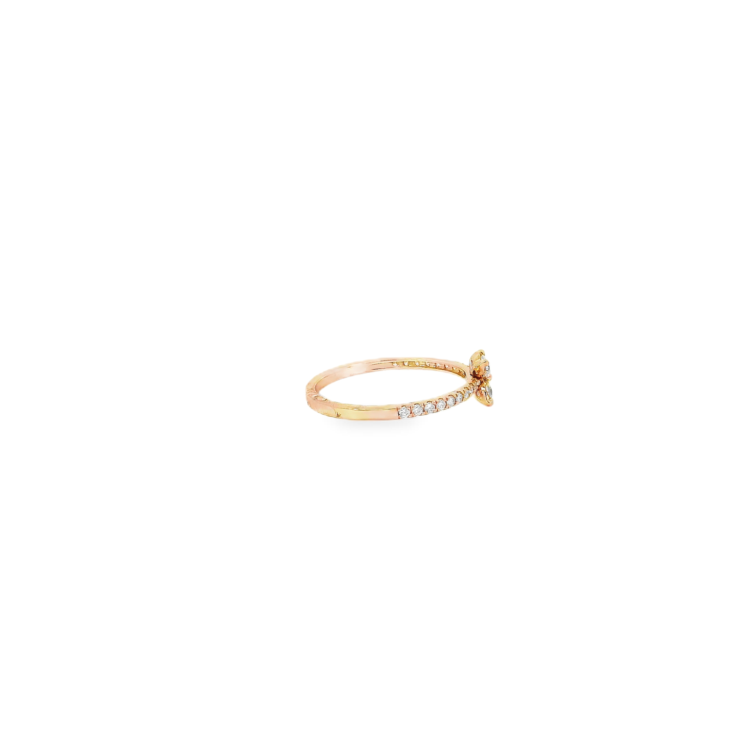 Elegant Gold Ring with Sparkling Diamonds