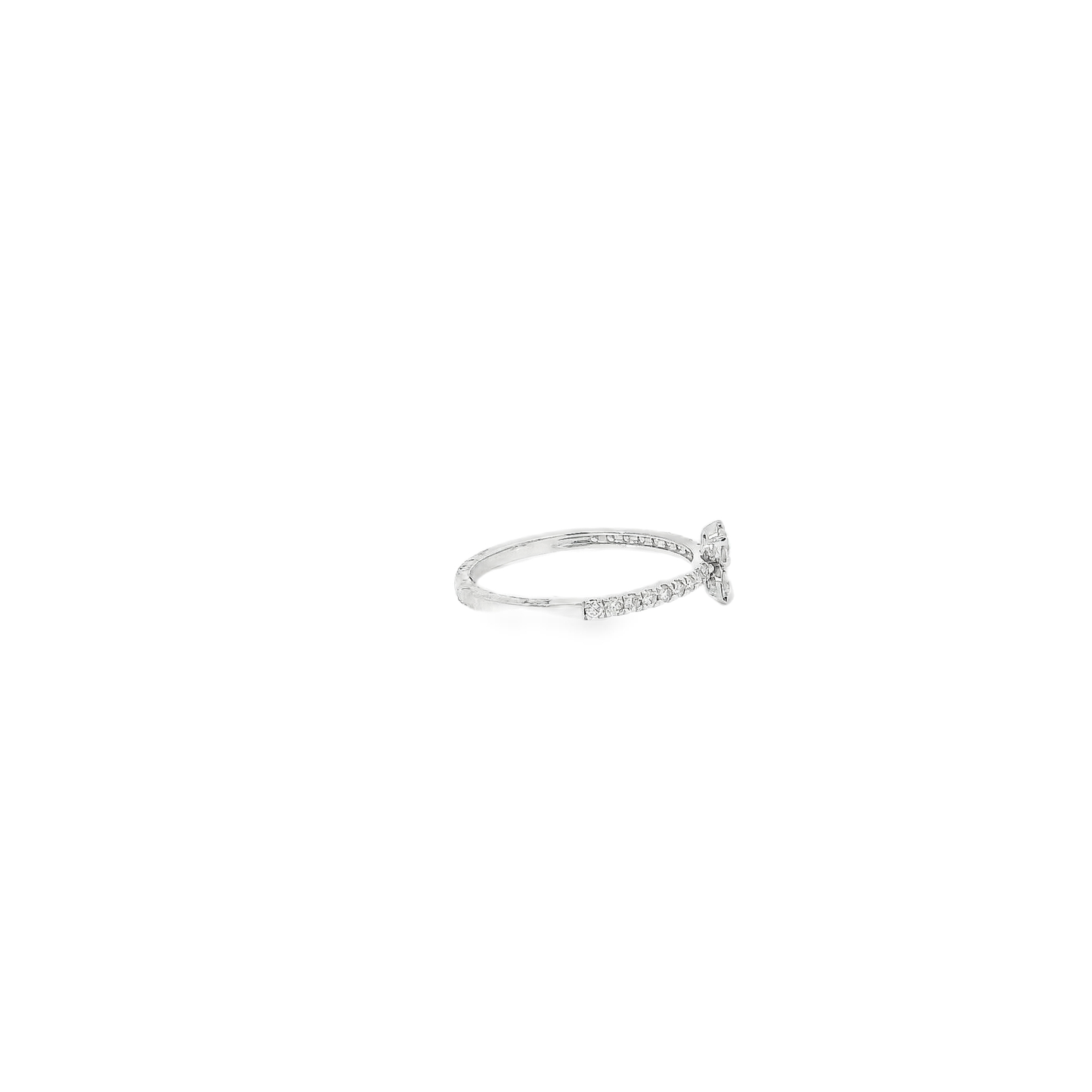 Elegant Gold Ring with Sparkling Diamonds