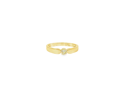 Elegant Gold Ring with Diamond