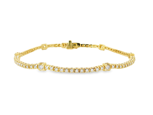 Elegant Gold Bracelet with Sparkling Diamonds