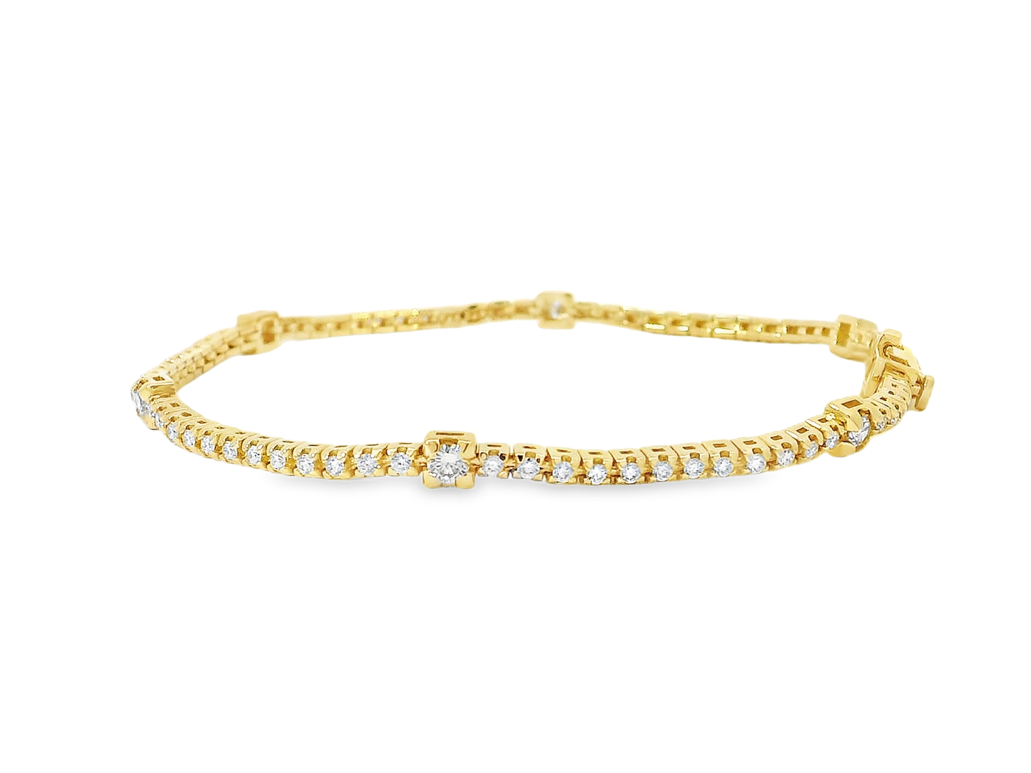 Elegant Gold Bracelet with Sparkling Diamonds