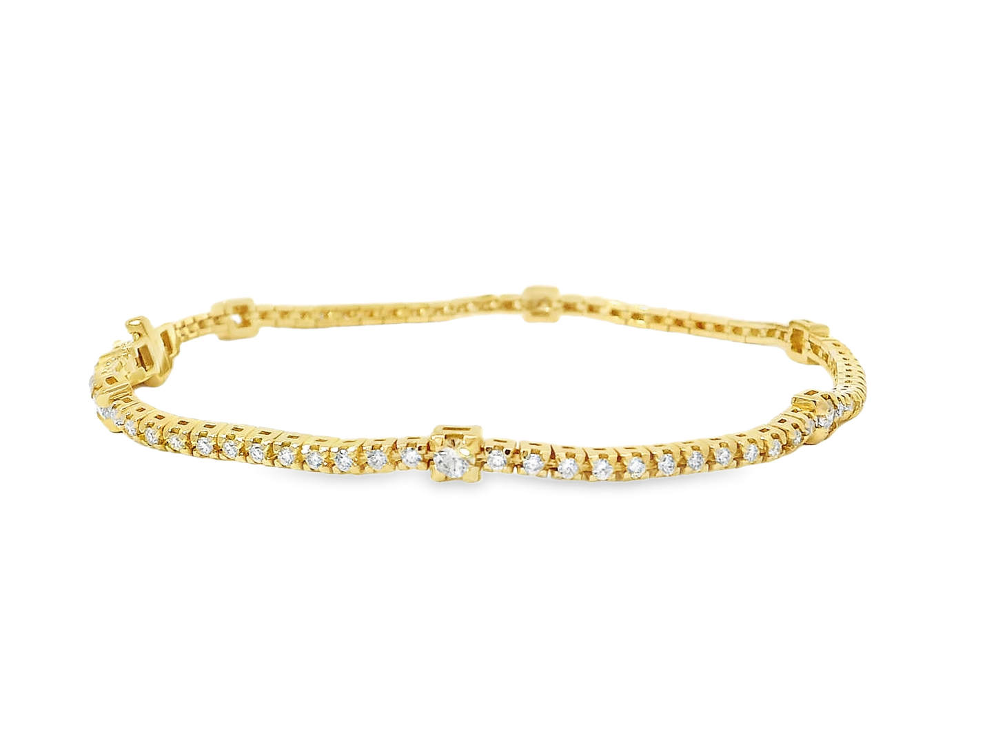 Elegant Gold Bracelet with Sparkling Diamonds