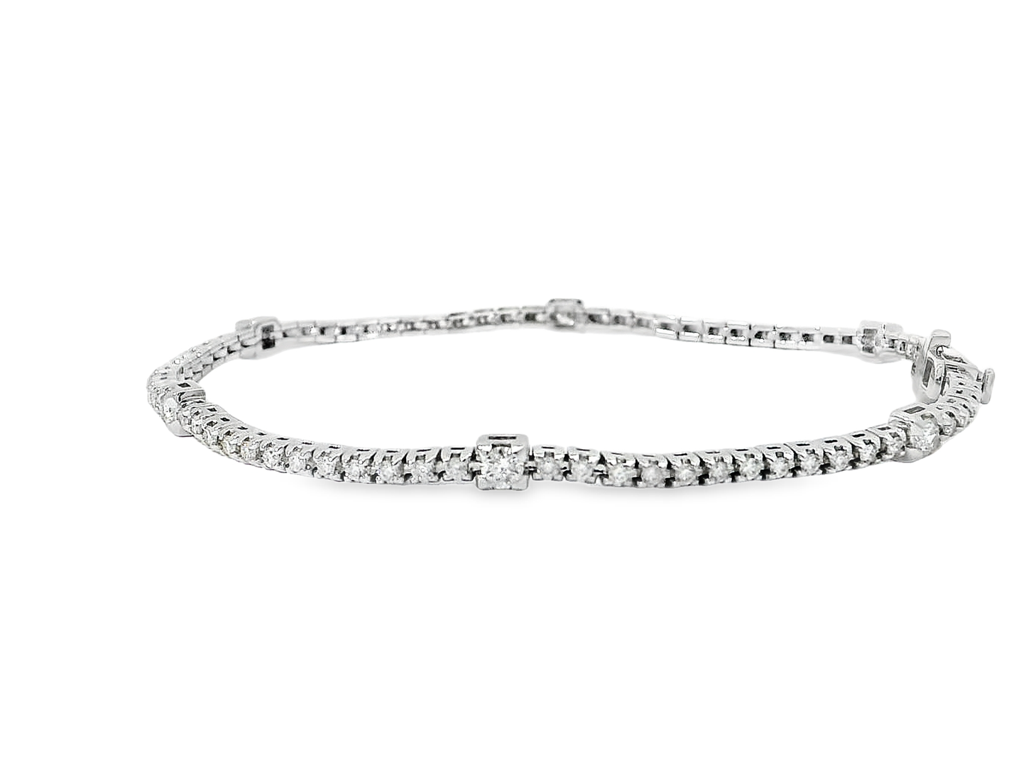 Elegant Gold Bracelet with Sparkling Diamonds