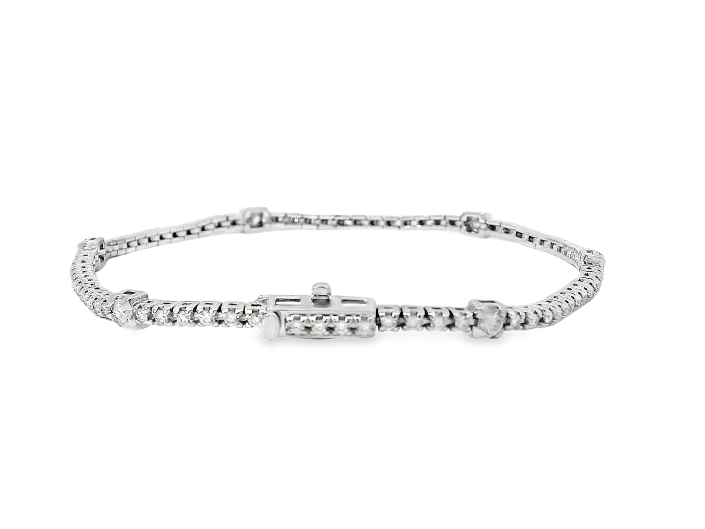 Elegant Gold Bracelet with Sparkling Diamonds