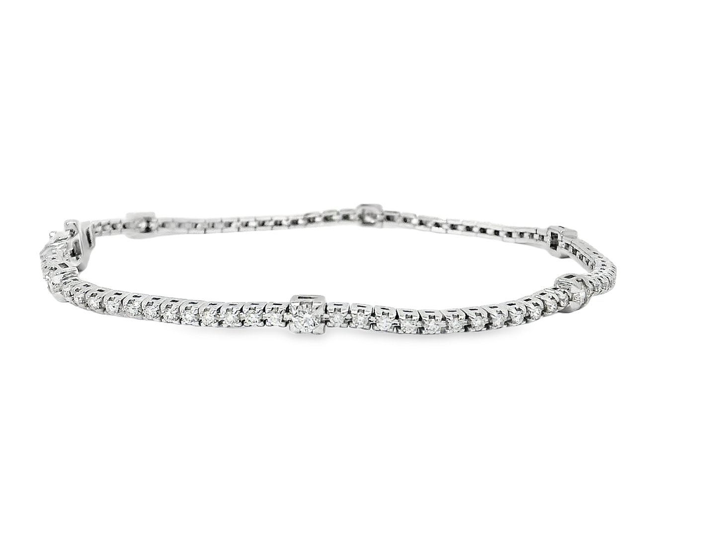 Elegant Gold Bracelet with Sparkling Diamonds