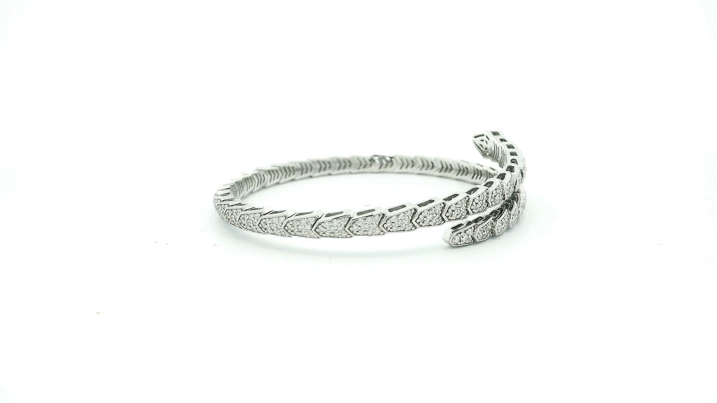 Elegant Gold and Diamond Bracelet