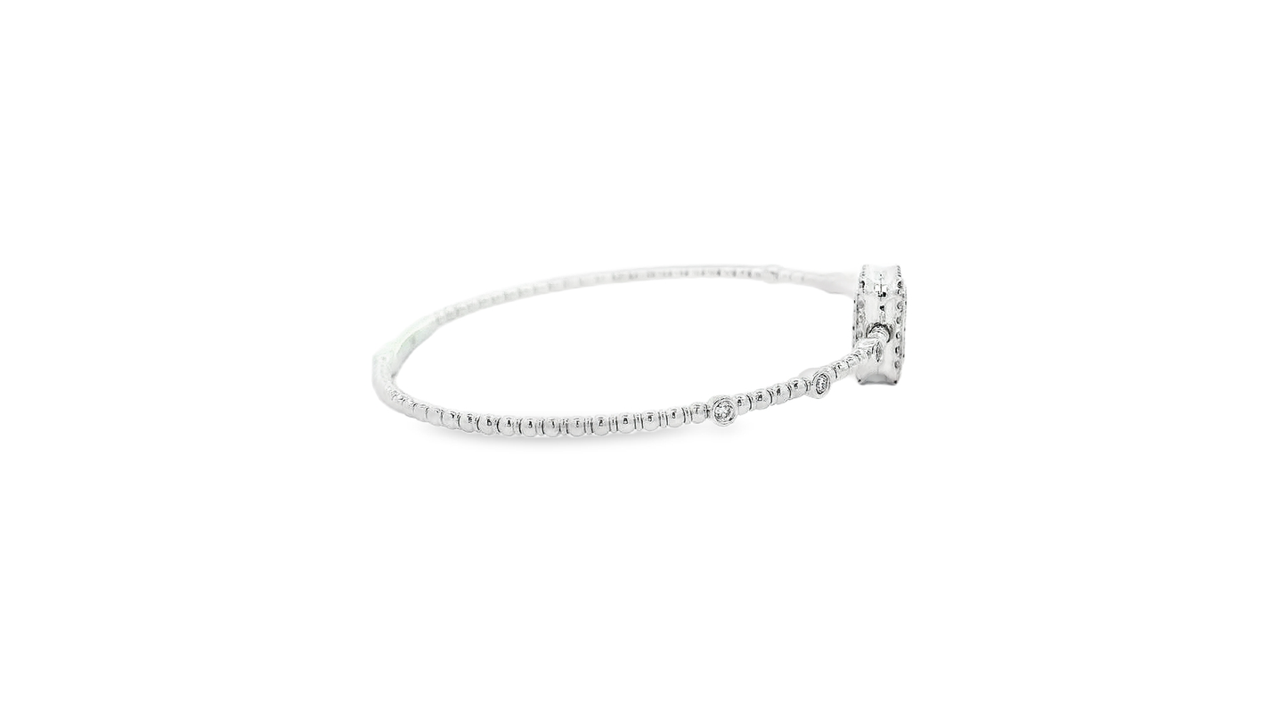 Elegant Gold Bracelet with Gemstone Detail