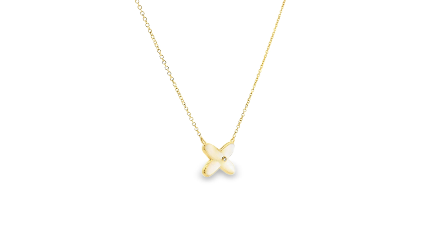 Elegant Gold Pendant Necklace