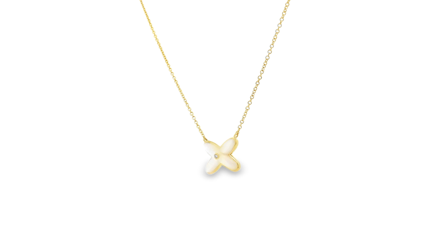 Elegant Gold Pendant Necklace